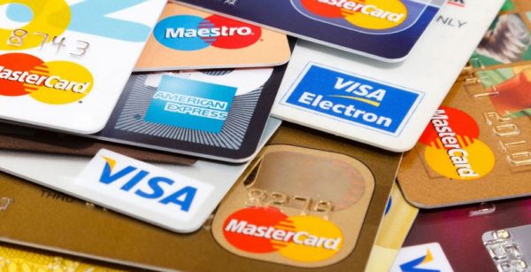 Cách phân biệt thẻ tín dụng và thẻ ghi nợ