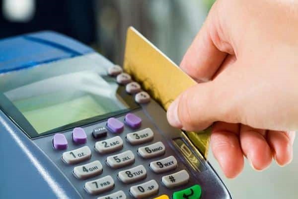 Quẹt thẻ tín dụng thanh toán tại máy pos