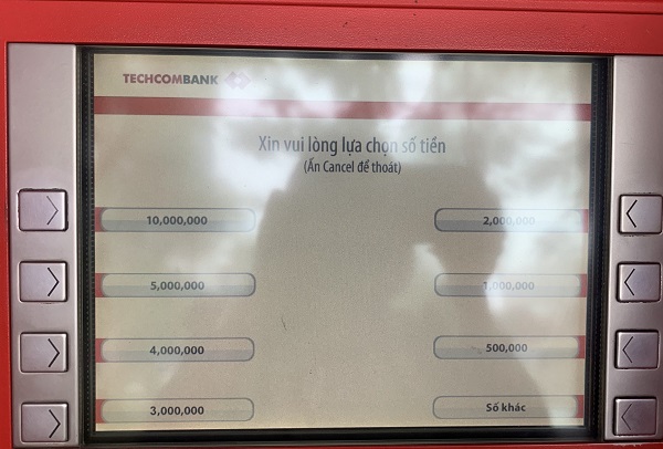 Hướng dẫn cách rút tiền mặt từ cây atm techcombank