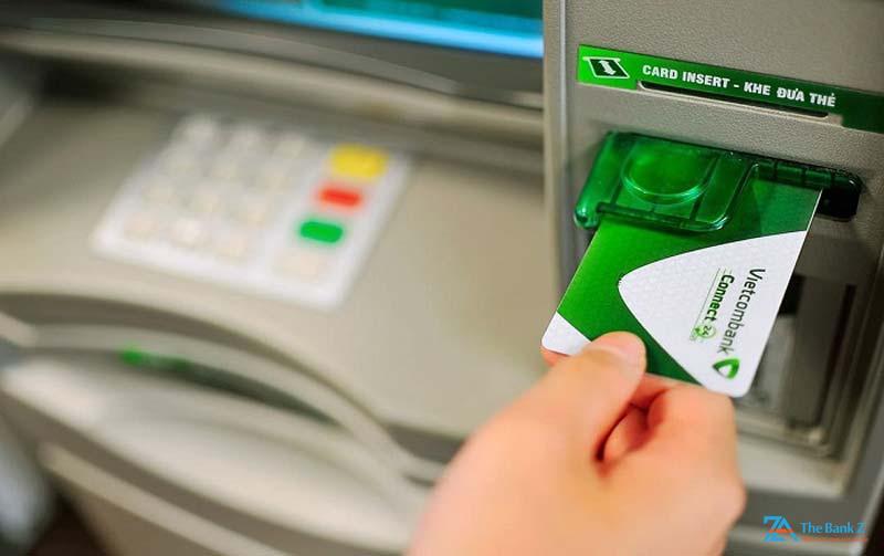 Kiểm tra số dư tài khoản Vietcombank tại cây ATM