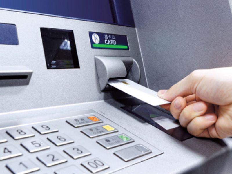 Khách hàng có thể kích hoạt thẻ Sacombank tại cây ATM