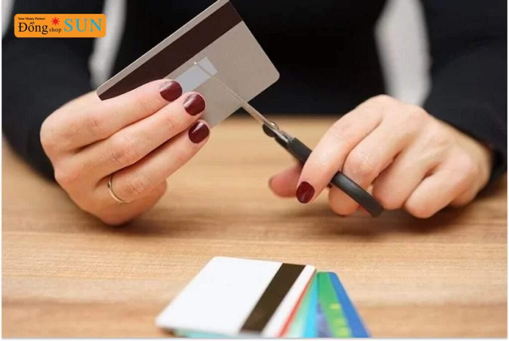 Cách hủy thẻ tín dụng? Khi nào nên hủy thẻ và mức phí chính xác