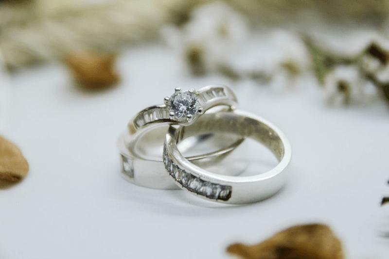 Nhẫn cưới vàng trắng mang nét đẹp hiện đại, thích hợp với những cặp đôi trẻ tuổi