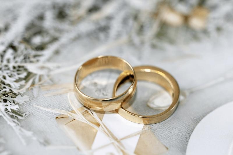 Nhẫn cưới làm từ vàng Tây là sản phẩm quen thuộc với nhiều người Việt