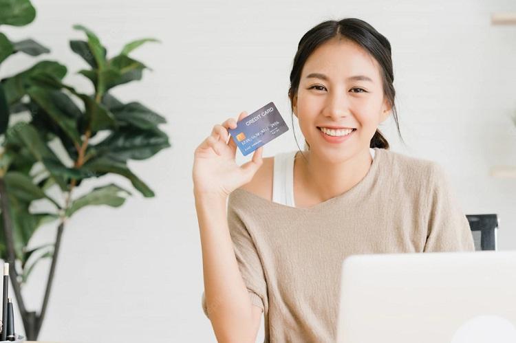 Rút tiền từ thẻ tín dụng là gì? Biểu phí rút tiền mặt từ thẻ tín dụng mới nhất