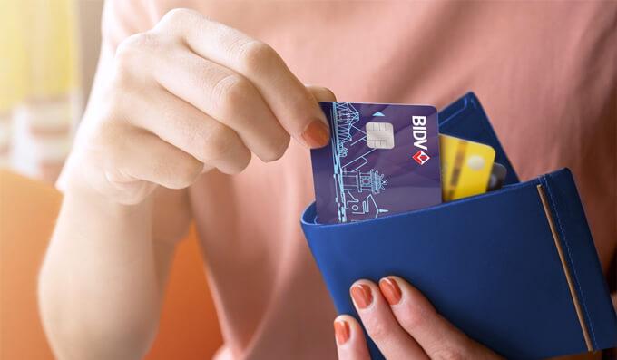Thẻ chưa kích hoạt có mất phí thường niên không?